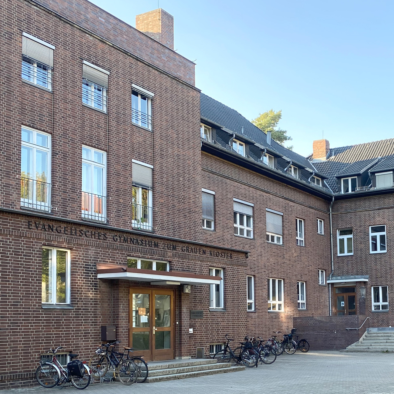 United Architektur_Eingangshof Graues Kloster_facade 3