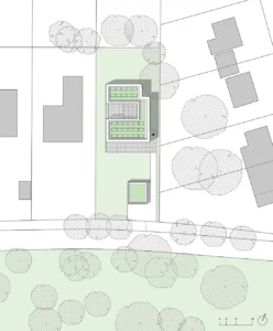 Minimalistischer architektonischer Lageplan, der den Gebäudegrundriss mit Gründächern, Grundstücksgrenzen und umliegenden Parkbäumen zeigt.