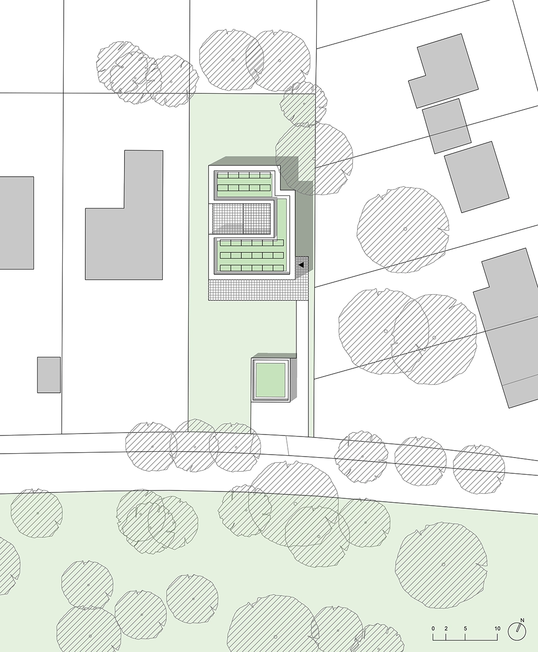 DE_United-Architektur-Haus-at-the-Park-Lageplan Minimalistischer architektonischer Lageplan, der den Gebäudegrundriss mit Gründächern, Grundstücksgrenzen und umliegenden Parkbäumen zeigt.