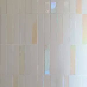 Architektonische Nahaufnahme einer maßgeschneiderten Innenraumelemente mit hellen Holzlamellen, integrierten Schiebetürschienen und minimalistischen weißen Oberflächen.