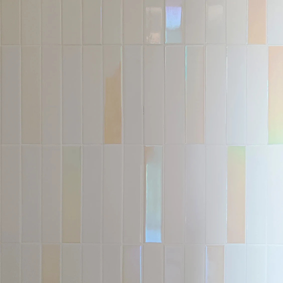 DE_United-Architektur-House-Uckermark-Lakes-Nature-Park-Tiles Bathroom Architektonische Nahaufnahme einer maßgeschneiderten Innenraumelemente mit hellen Holzlamellen, integrierten Schiebetürschienen und minimalistischen weißen Oberflächen.