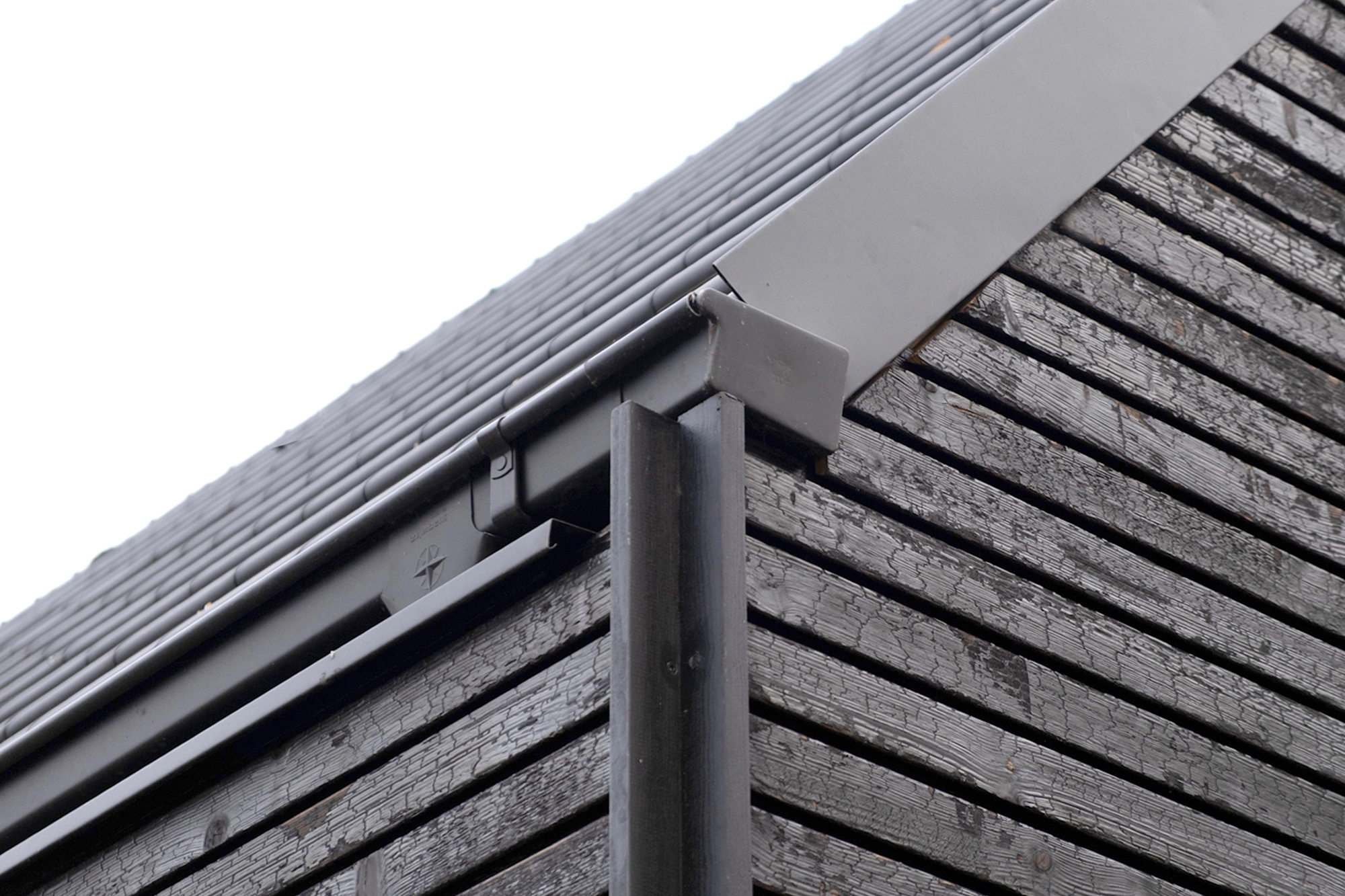 DE_United-Architektur-House-Uckermark-Lakes-Nature-Park-Detail-Ortgang-Traufe-Fassadenecke